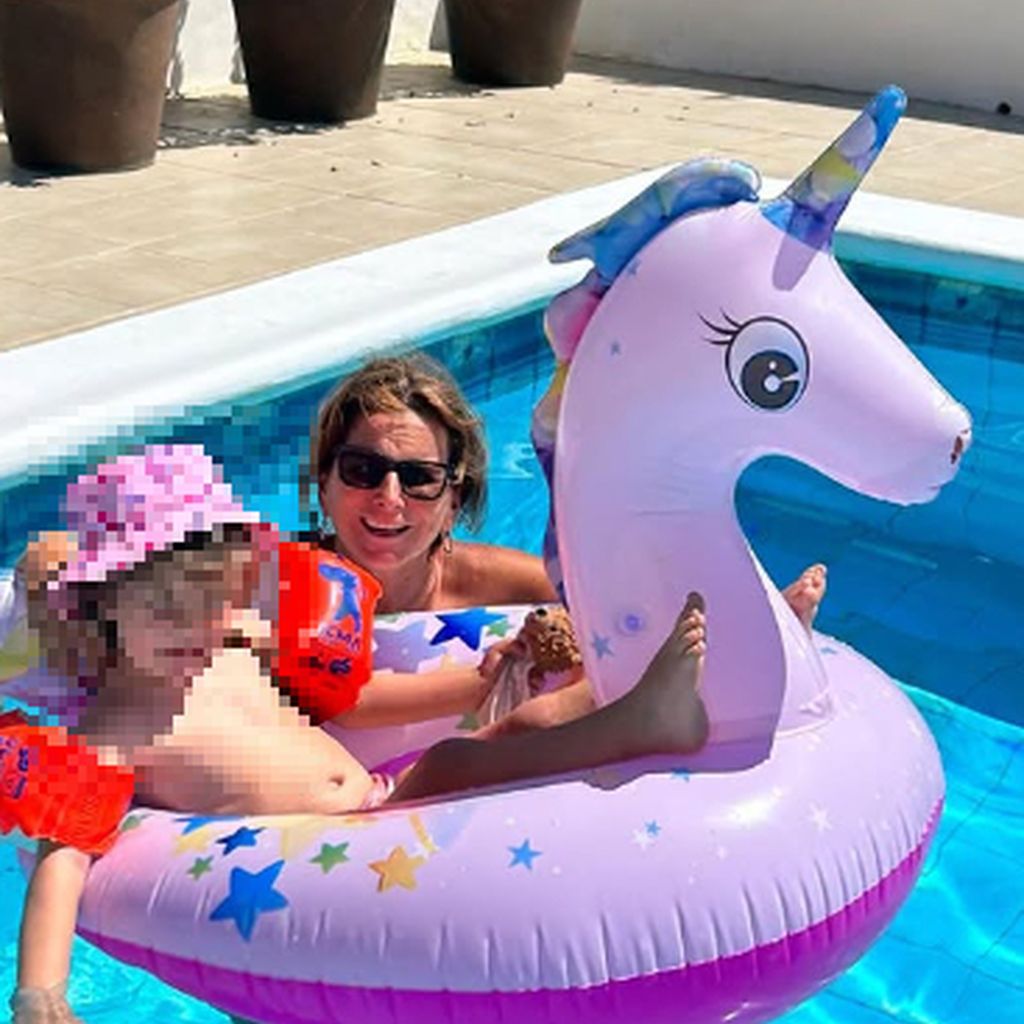 Claudia Obert und Evanthia Benetatous Sohn George im Mai 2025