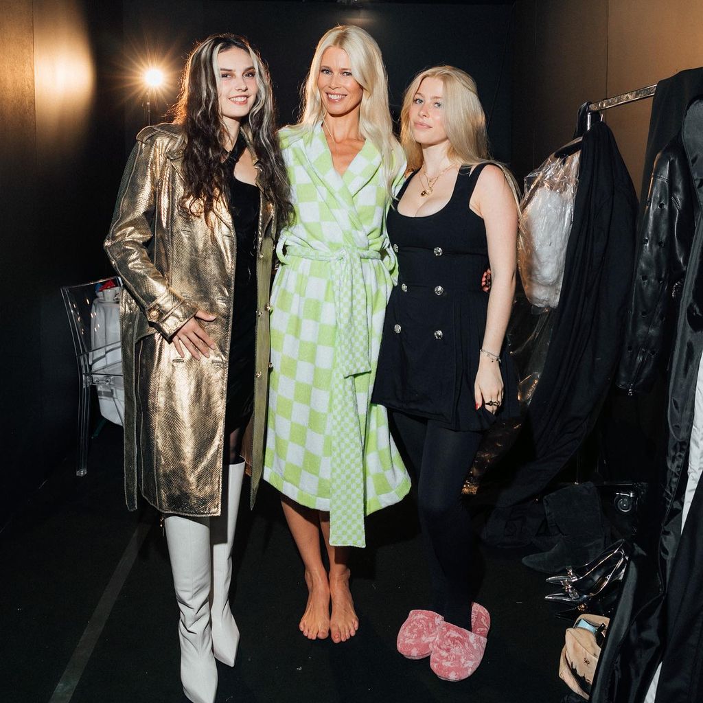Claudia Schiffer (Mitte) posiert mit Emma Rogue (l.) und Tochter Clementine Vaughn, September 2023