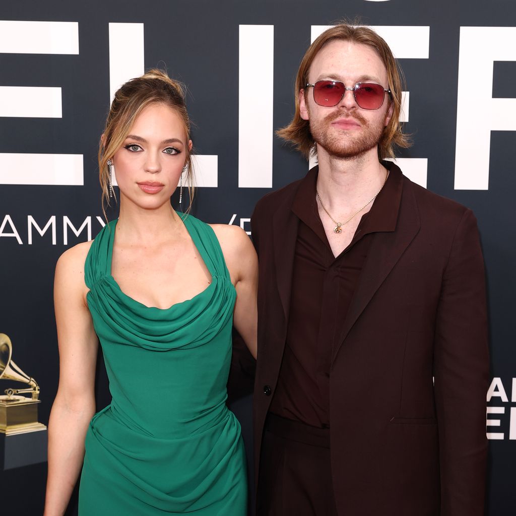Claudia Sulewski und Finneas O'Connell bei den Grammys 2025