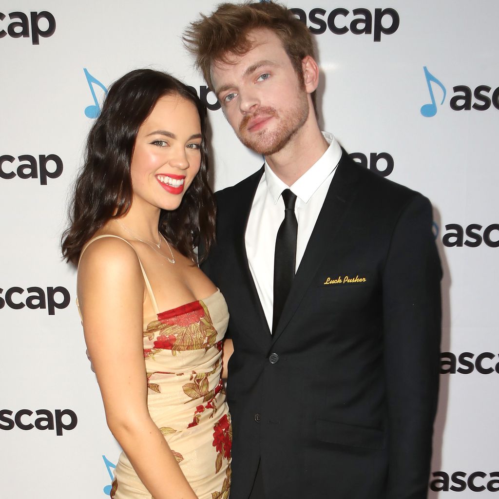Claudia Sulewski und Finneas O'Connell