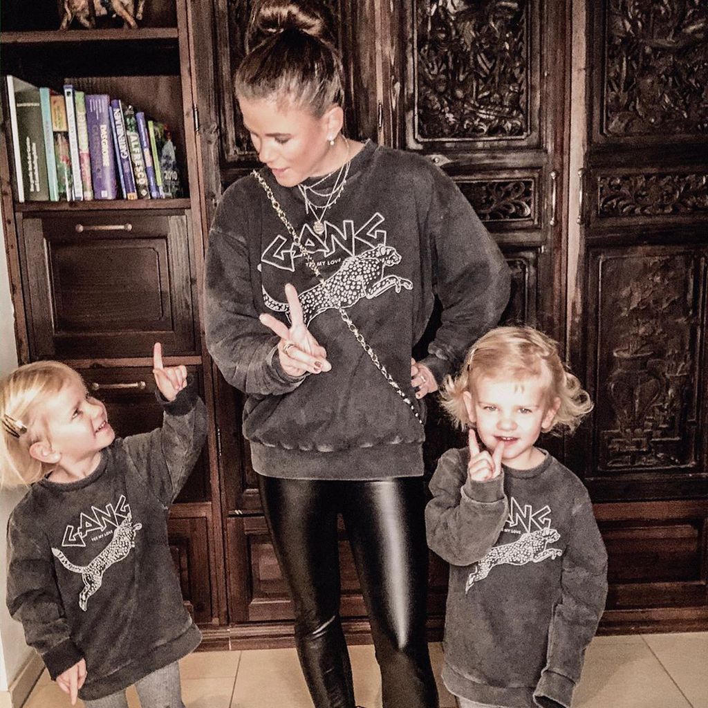 Claudia Tews mit ihren Kindern im Dezember 2019