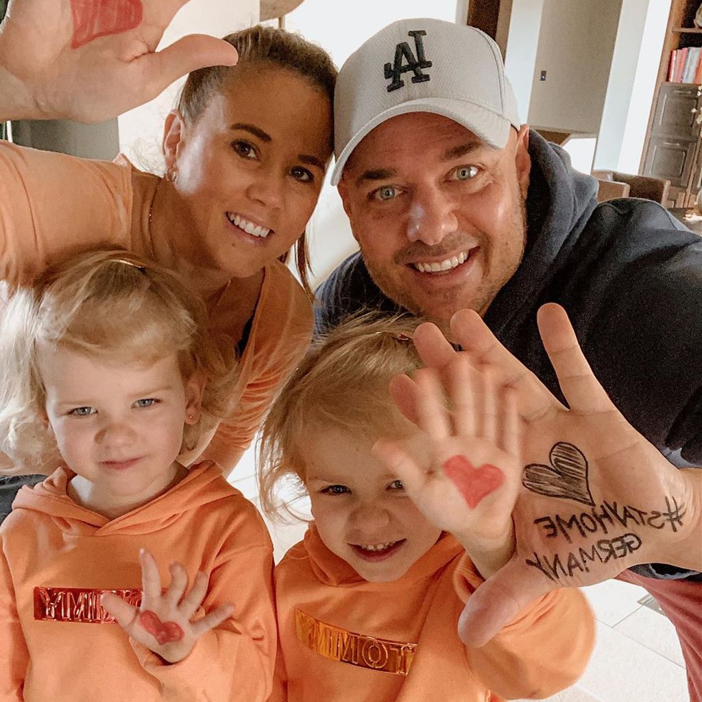 Claudia und Christian Tews mit ihren Zwillingstöchtern Marlena und Paulina