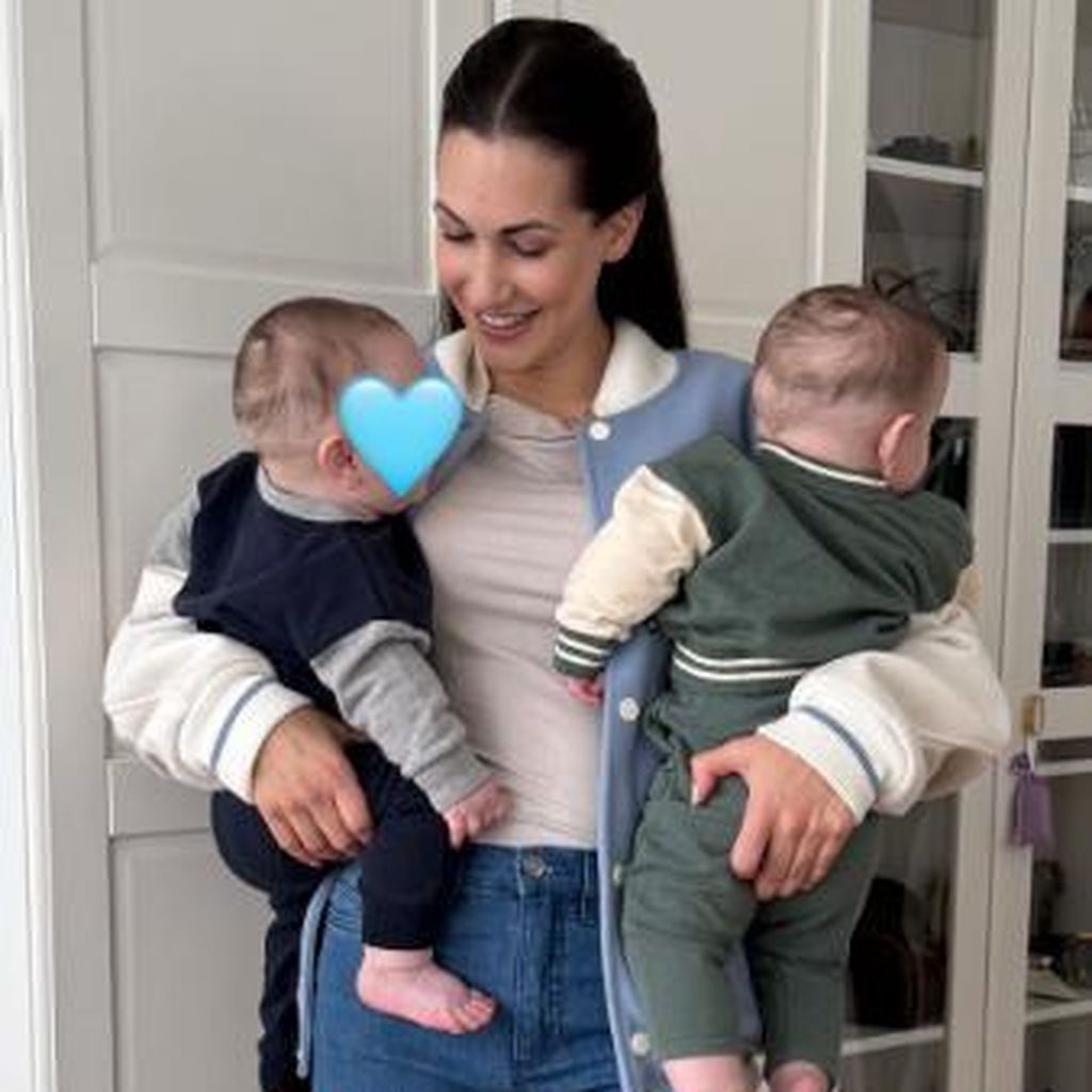 Clea-Lacy Juhn mit ihren Zwillingssöhnen
