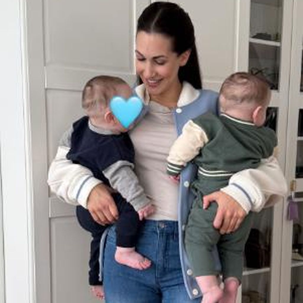 Influencerin Clea-Lacy Juhn mit ihren Zwillingsjungs