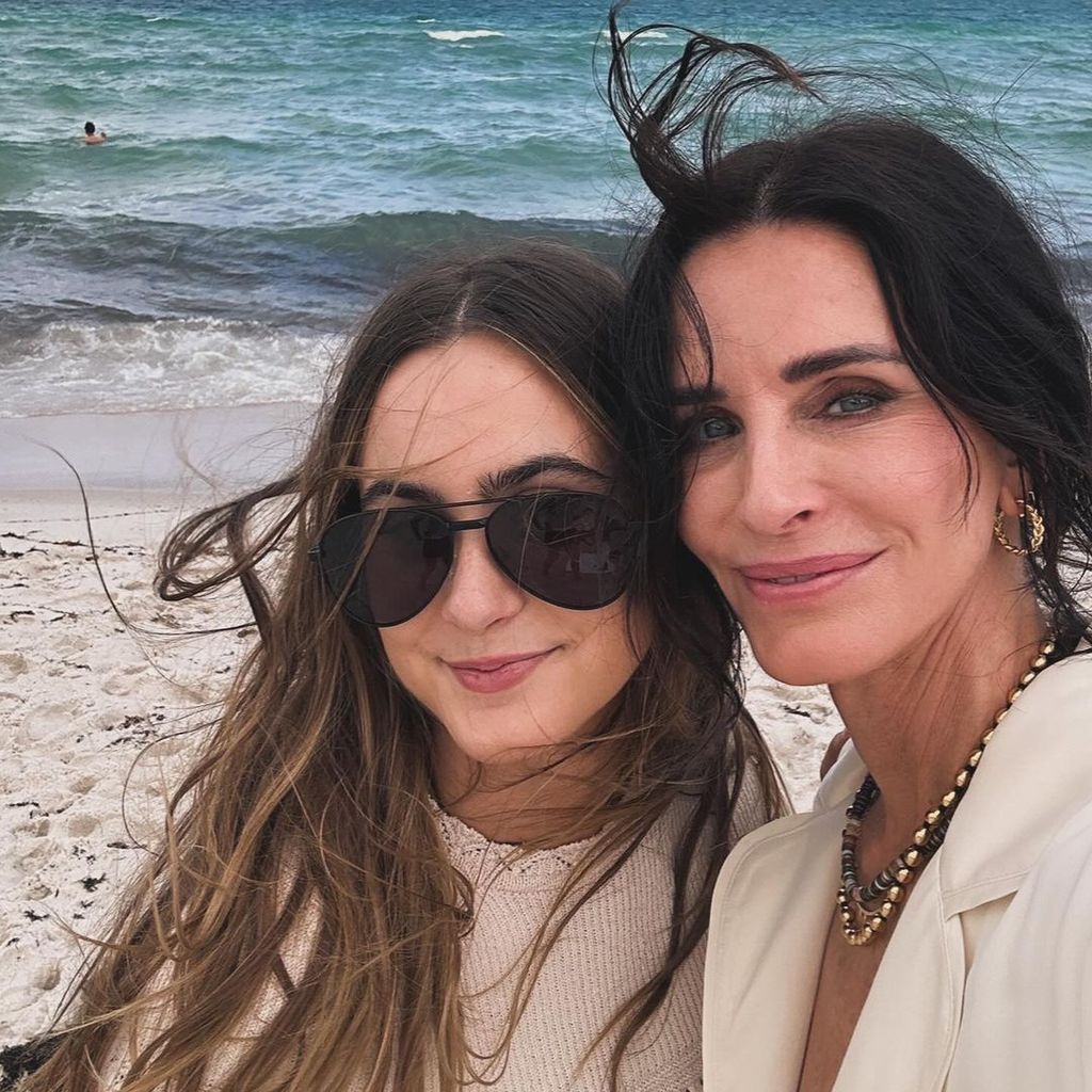 Coco Arquette und ihre Mutter Courteney Cox am Strand