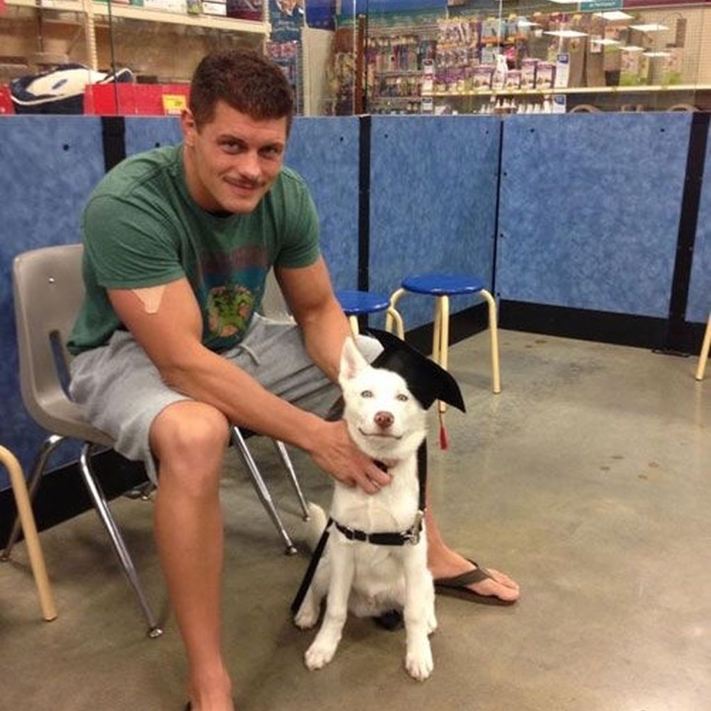 Cody Rhodes mit seinem Husky Pharaoh als Welpe