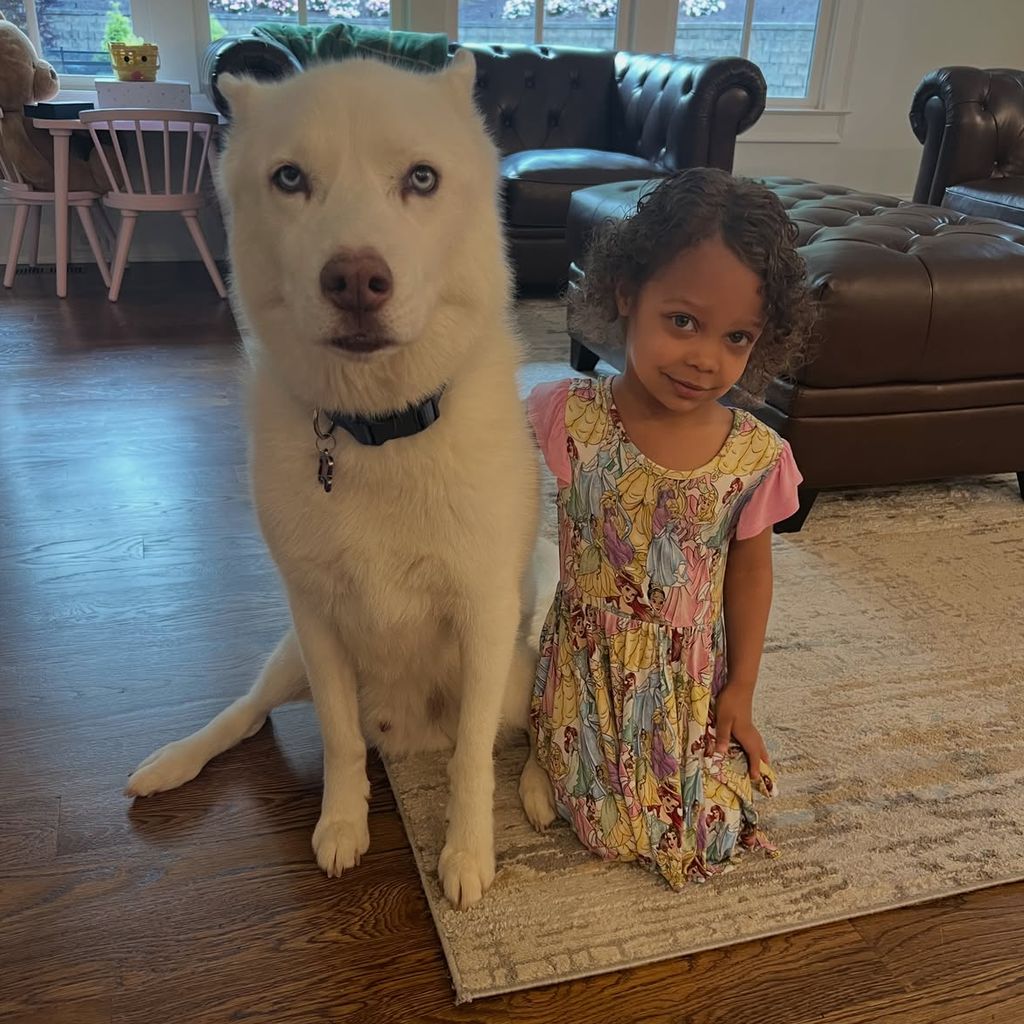 Cody Rhodes Tochter Liberty mit Husky Pharaoh