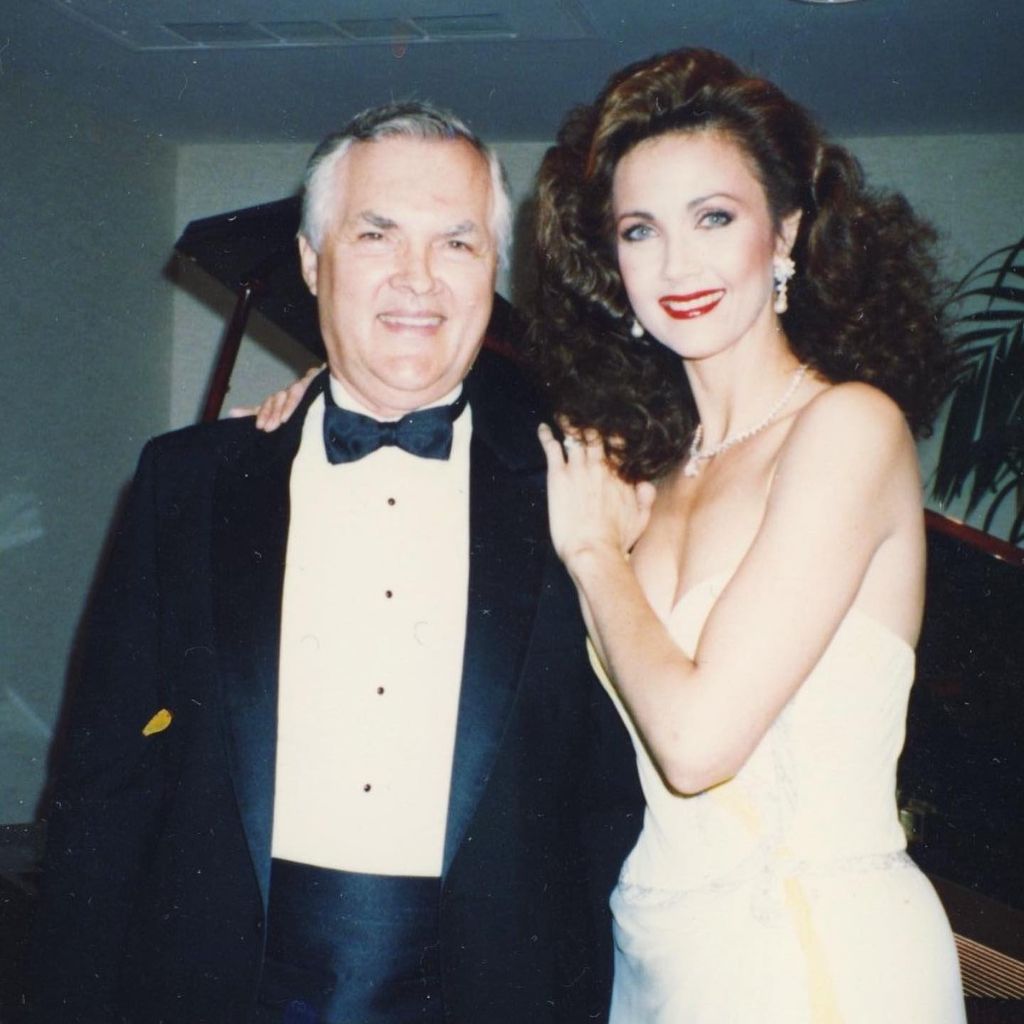 Lynda Carter in jungen Jahren mit ihrem Vater