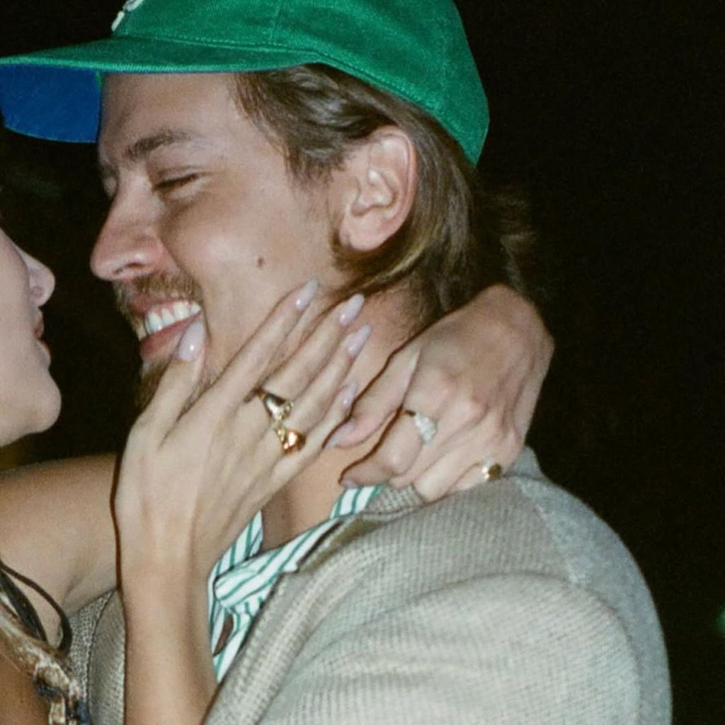 Cole Sprouse postet einen humorvollen Geburtstagsgruß an Ari