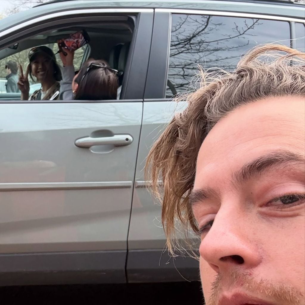 Cole Sprouse mit zwei Fans, die ihn fotografieren, Mai 2026