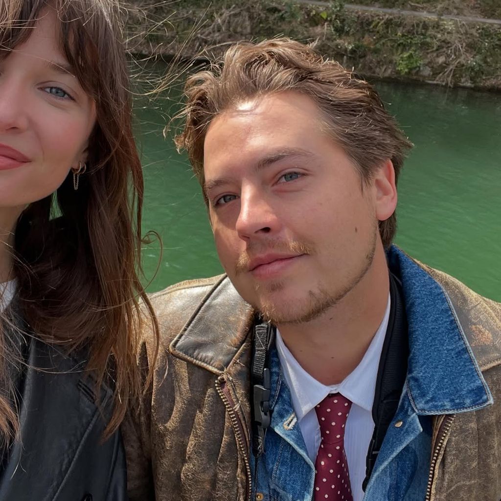 Cole Sprouse postet Fotos, auf denen seine Freundin nur teilweise drauf ist