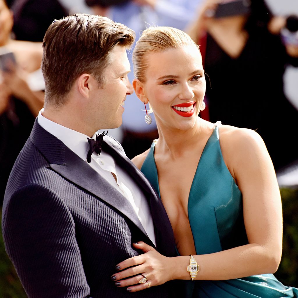 Colin Jost und Scarlett Johansson auf einer Award-Show