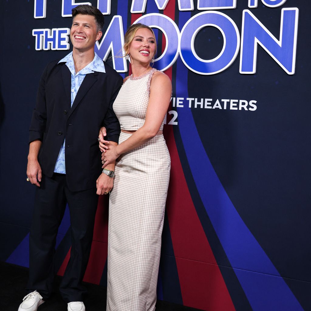 Colin Jost und Scarlett Johansson im Juli 2024
