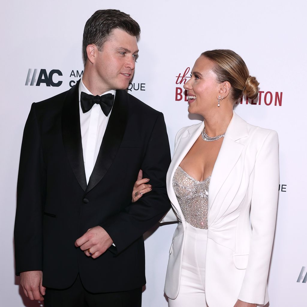 Colin Jost und Scarlett Johansson im November 2021