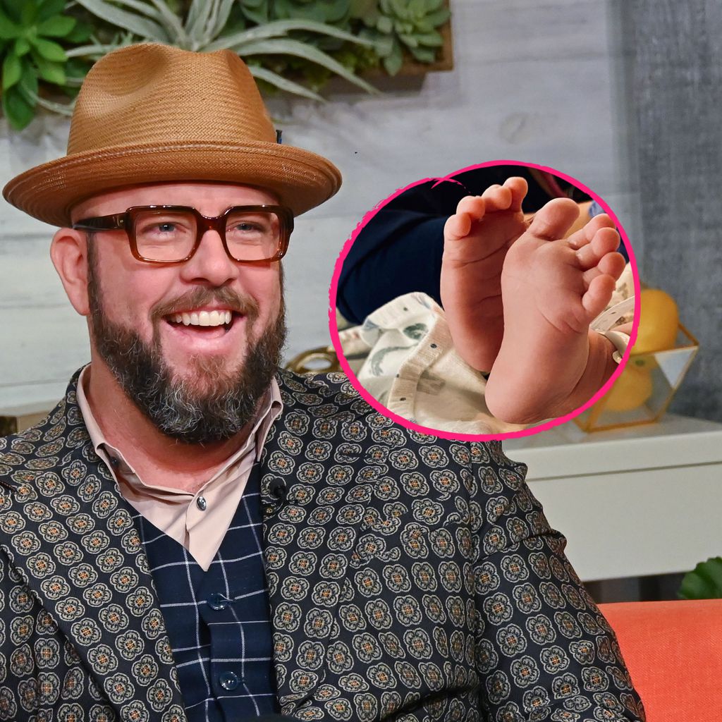 Chris Sullivan und die Füße seines Kindes