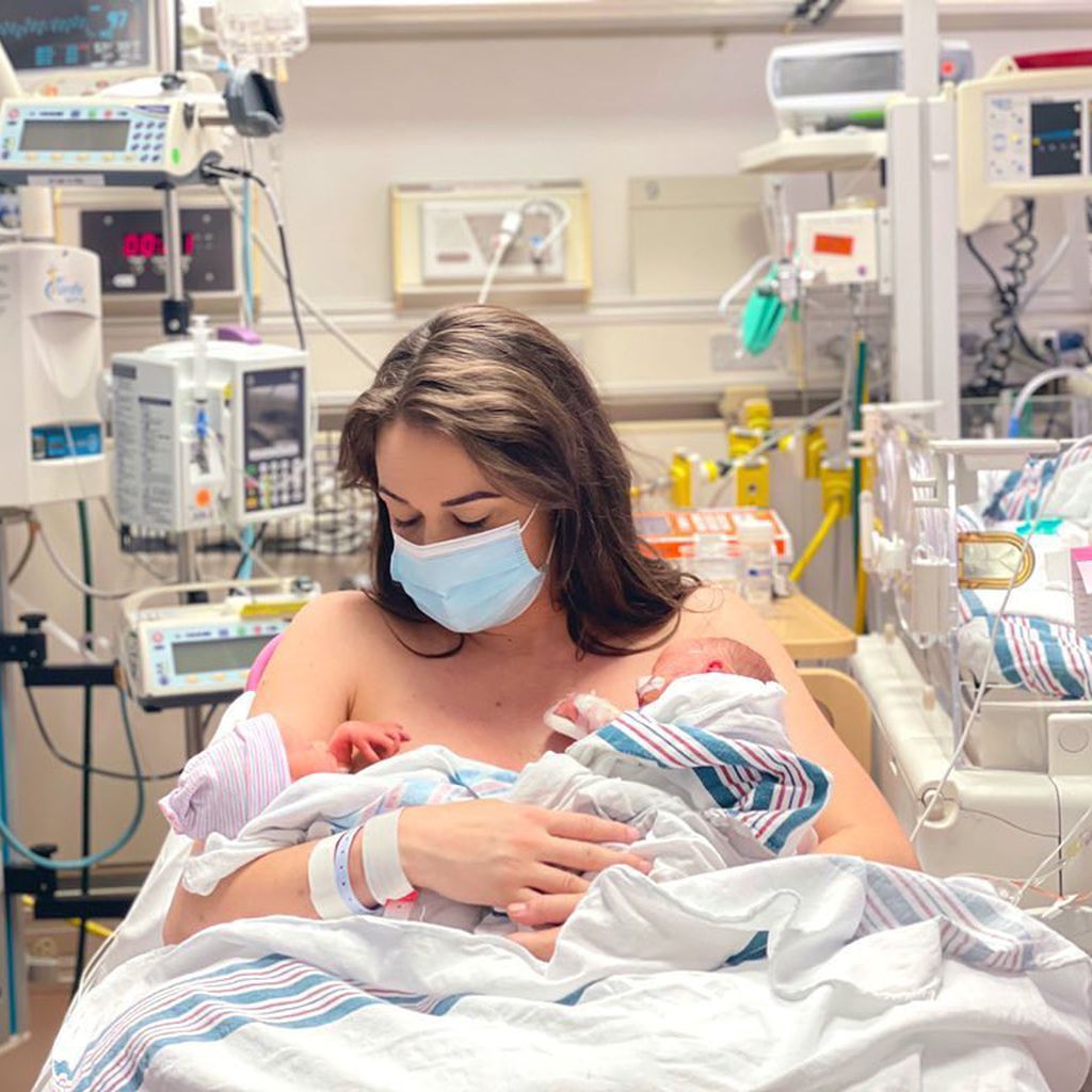 Colleen Ballinger mit ihren Zwillingen im November 2021