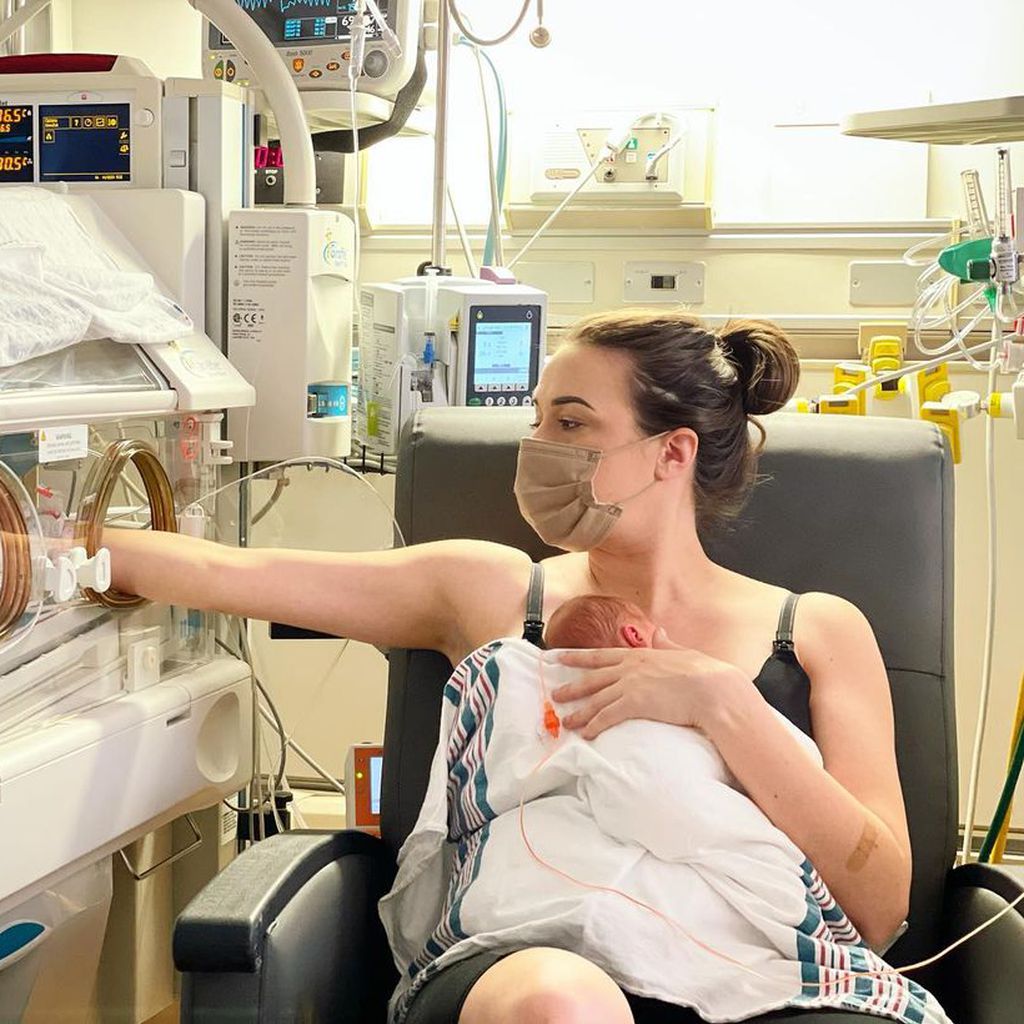 Colleen Ballinger und ihre Zwillinge auf der neonatalen Intensivstation im November 2021