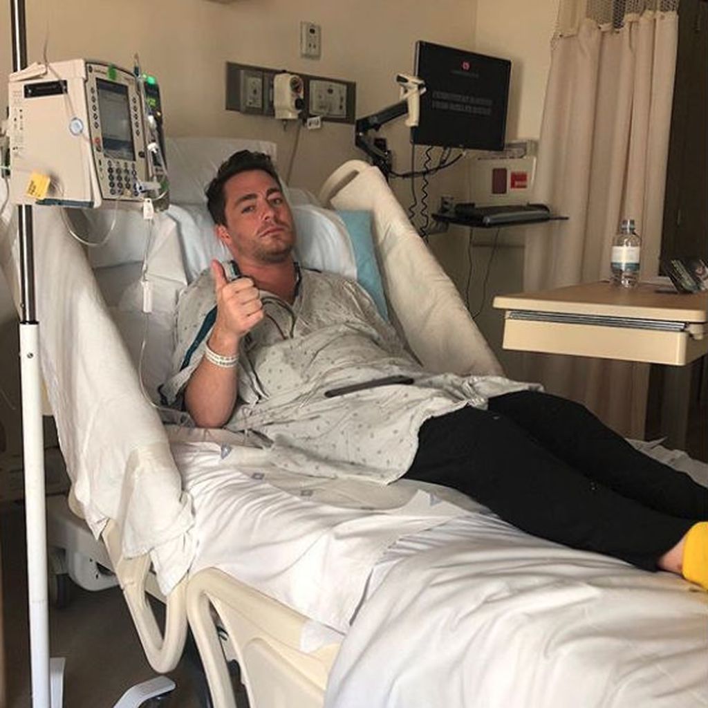 Colton Haynes in einer Klinik