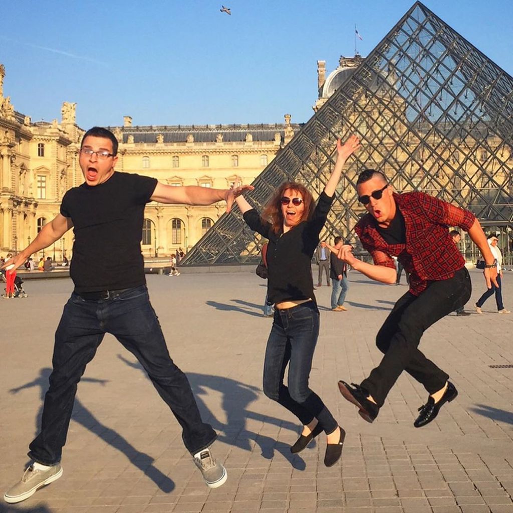 Colton Haynes und seine Schwester Julie vor dem Louvre in Paris