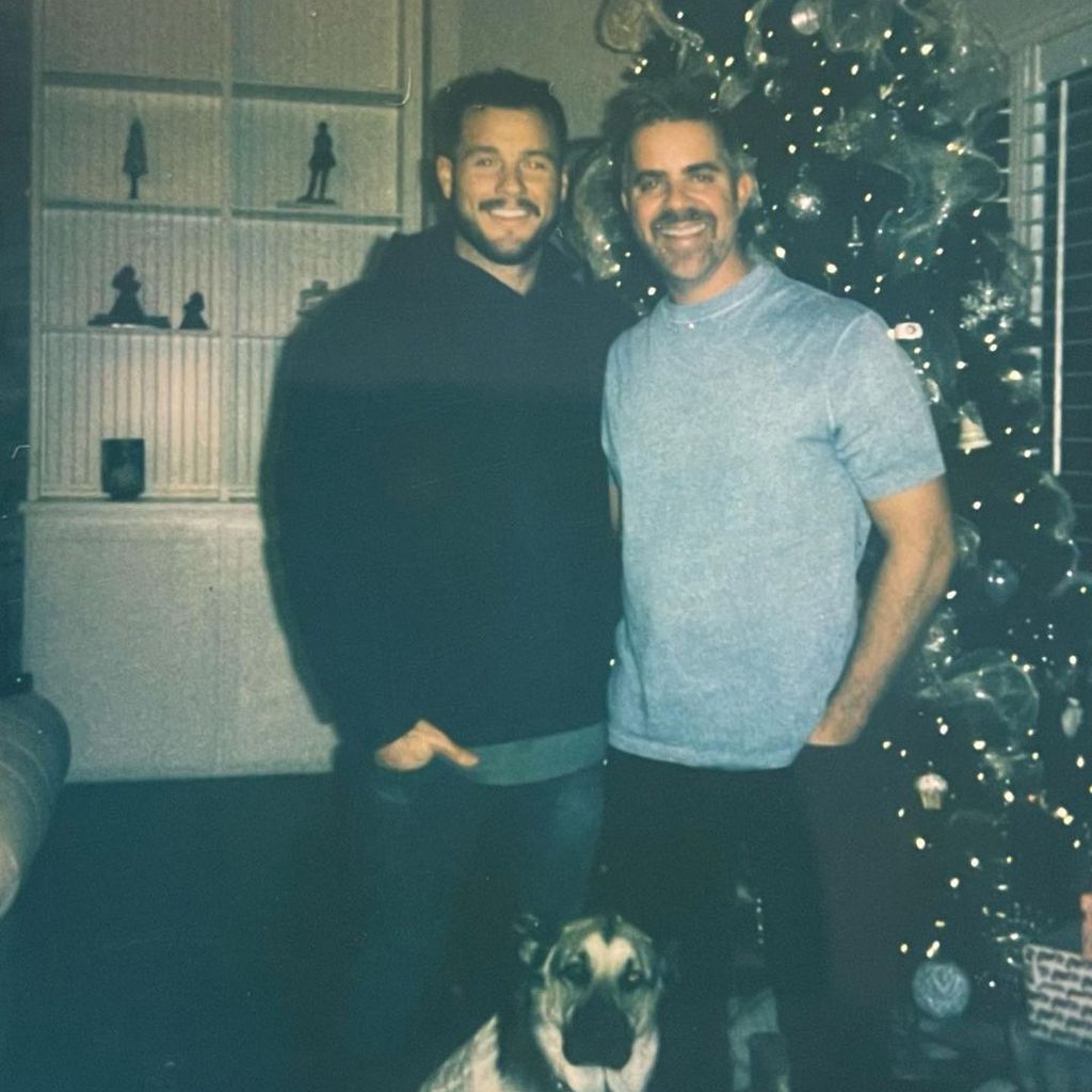 Colton Underwood und sein Partner Jordan an Weihnachten 2021