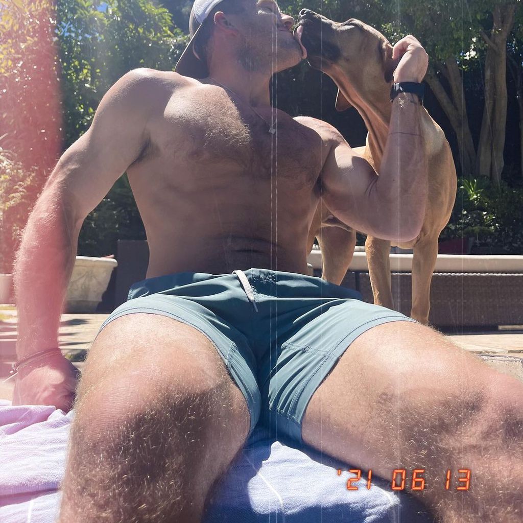 Colton Underwood und sein Hund im Juni 2021