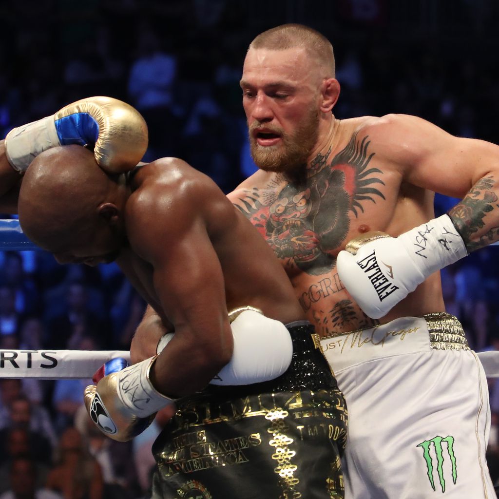 Conor McGregor (r.) im Kampf mit Floyd Mayweather Jr., August 2017