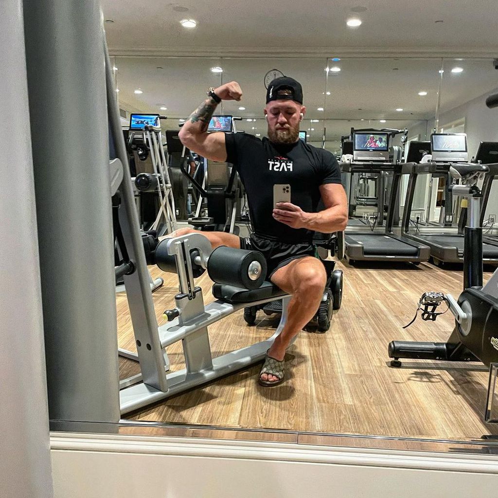 Conor McGregor mit gebrochenem Bein im Fitnessstudio