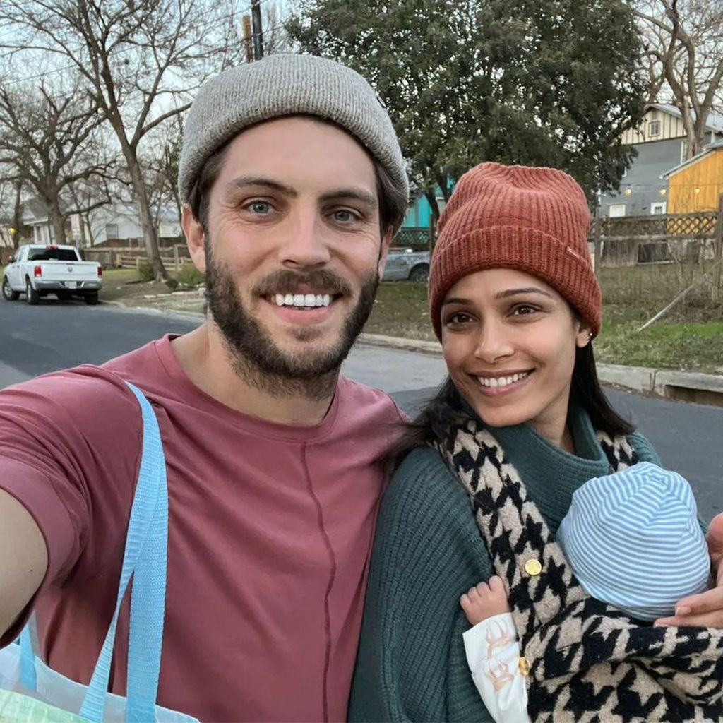 Cory Tran und Freida Pinto mit ihrem Sohn im Januar 2022