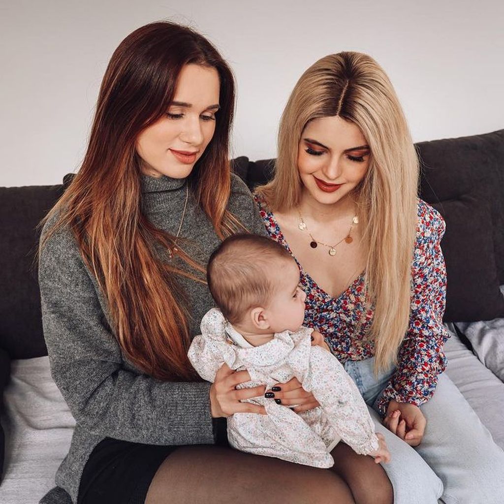 Coupleontour Nessi und Ina mit ihrem Baby im November 2022