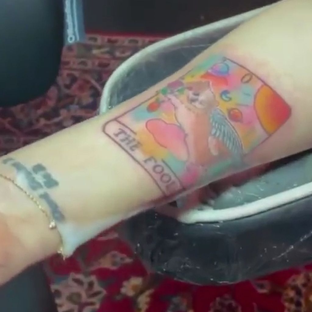 Courtney Loves Tattoo für ihre Tochter Frances Bean und ihren Hund Bell