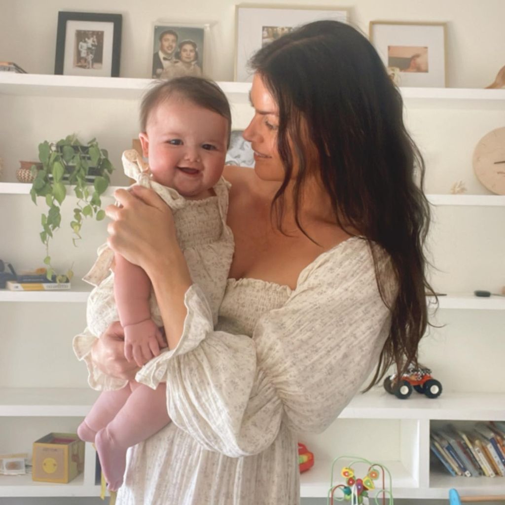 Courtney Robertson mit ihrer Tochter, 2022