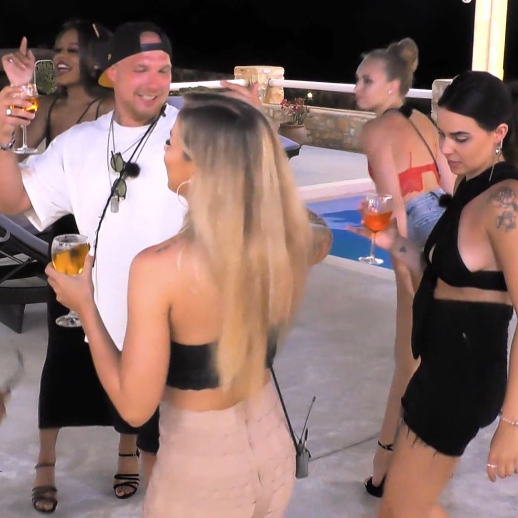Credo La Marca mit den Verführerinnen bei "Temptation Island"