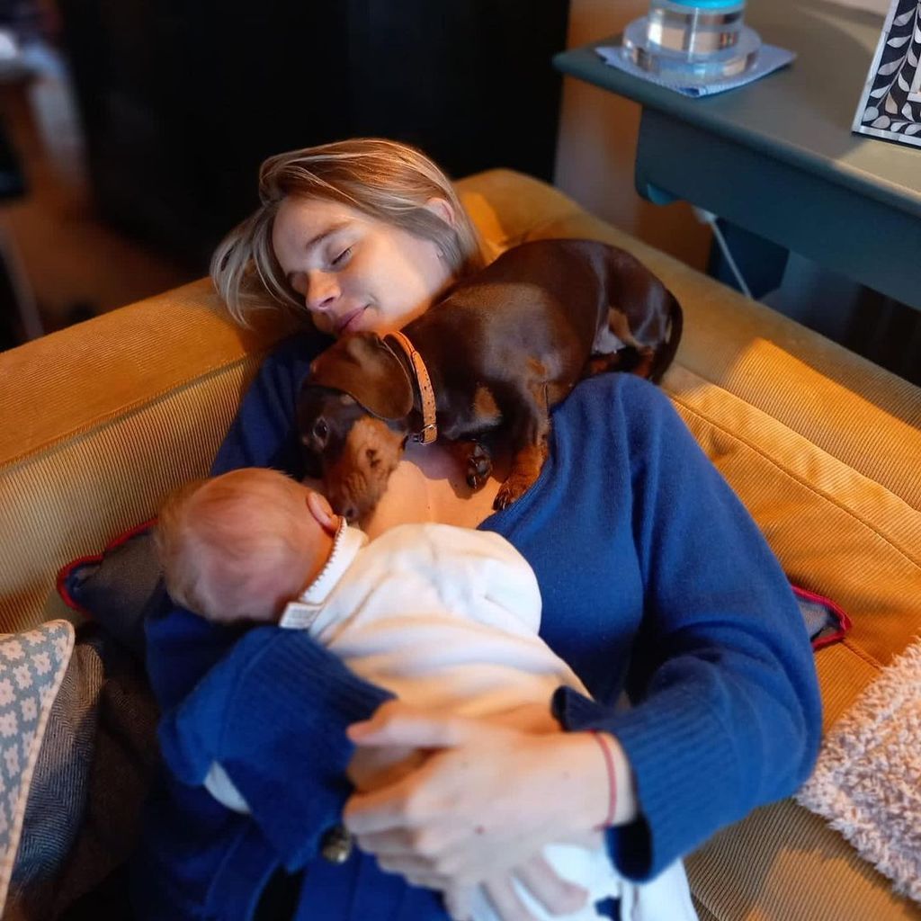 Cressida Bonas mit ihrem Sohn und Hund