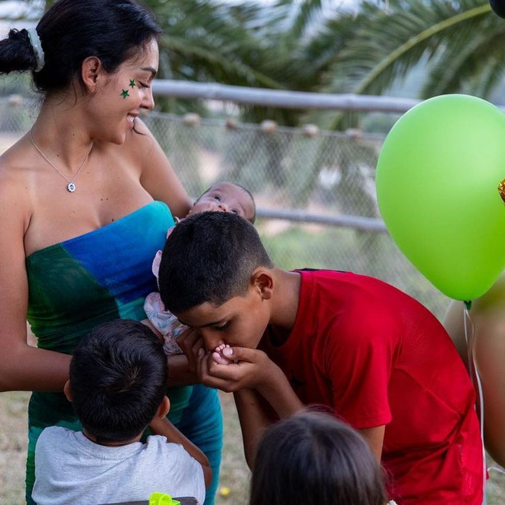 Georgina Rodriguez und ihre Kinder im Juni 2022