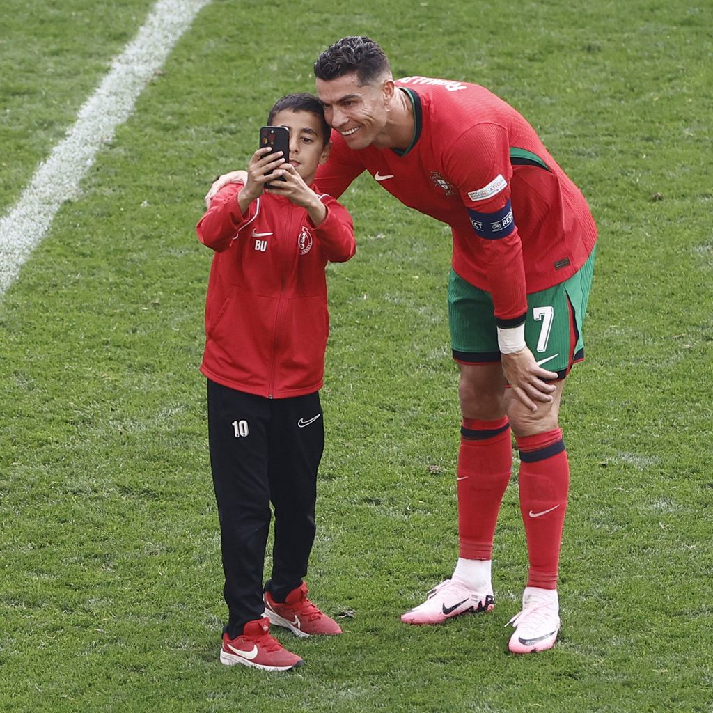 Fußballprofi Cristiano Ronaldo mit einem Fan