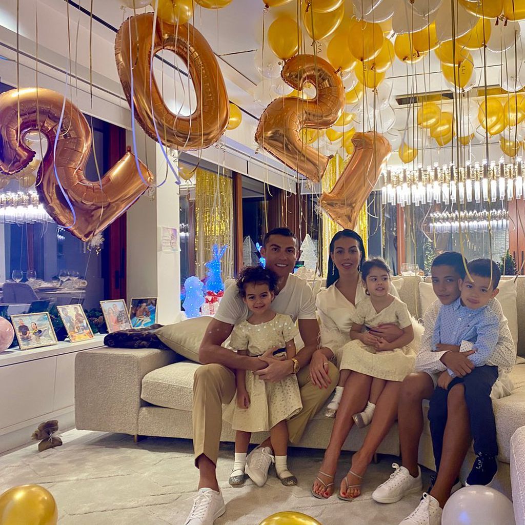 Cristiano Ronaldo mit Georgina Rodríguez und seinen Kids Alana, Eva, Cristiano Jr. und Mateo