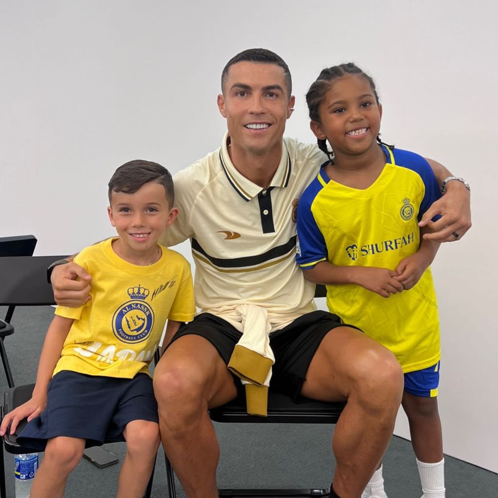 Cristiano Ronaldo mit Kim Kardashians Sohn Saint und einem weiteren Kind