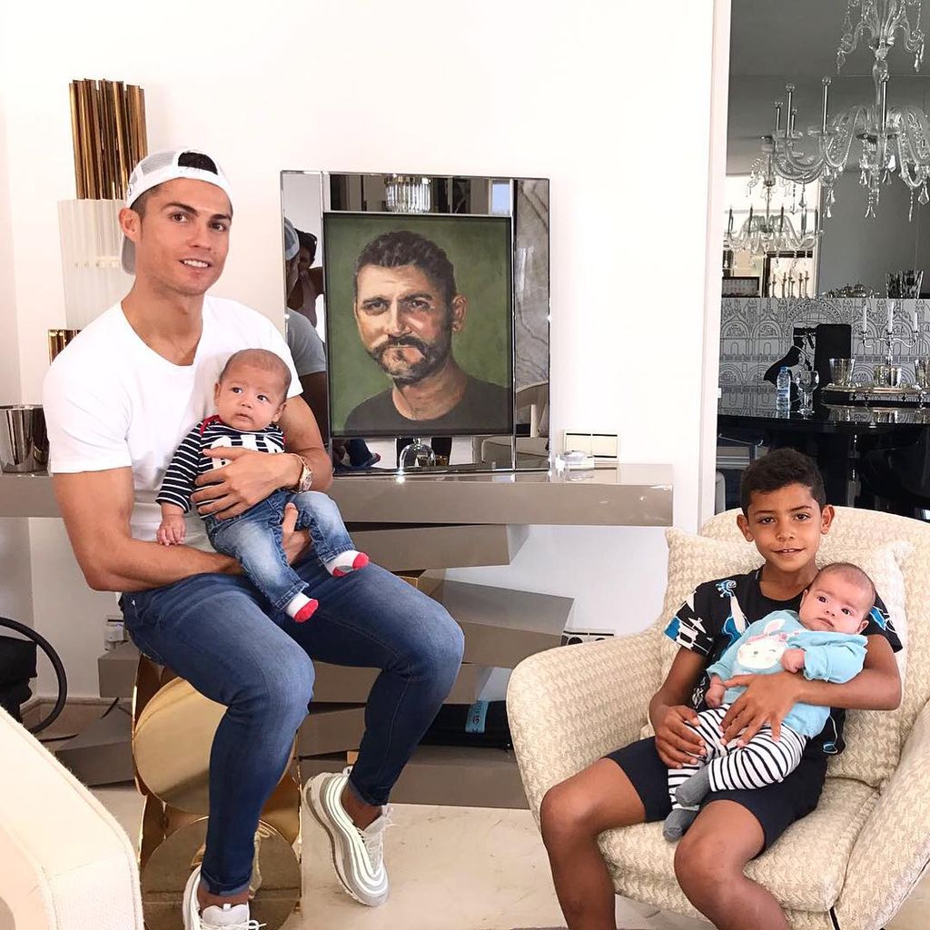 Cristiano Ronaldo mit seinen Kindern und Bild seines Vaters im September 2017