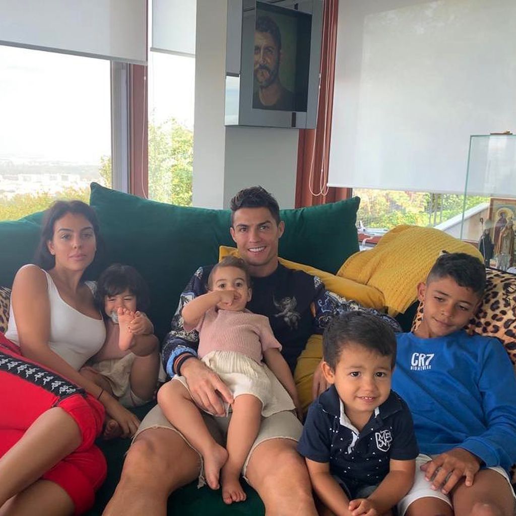 Cristiano Ronaldo mit seiner Partnerin Georgina und seinen Kindern