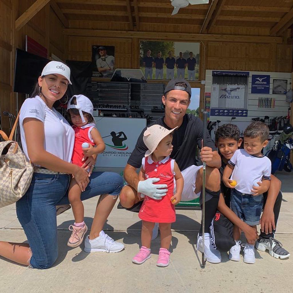 Cristiano Ronaldo mit seiner Partnerin Georgina und seinen Kindern
