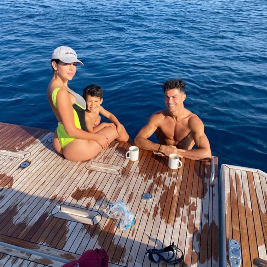 Cristiano Ronaldo mit seiner Partnerin Georgina und seinem Sohn, Juli 2020