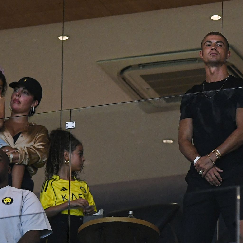 Cristiano Ronaldo mit Georgina Rodriguez und den Kindern in der VIP-Loge in Riad