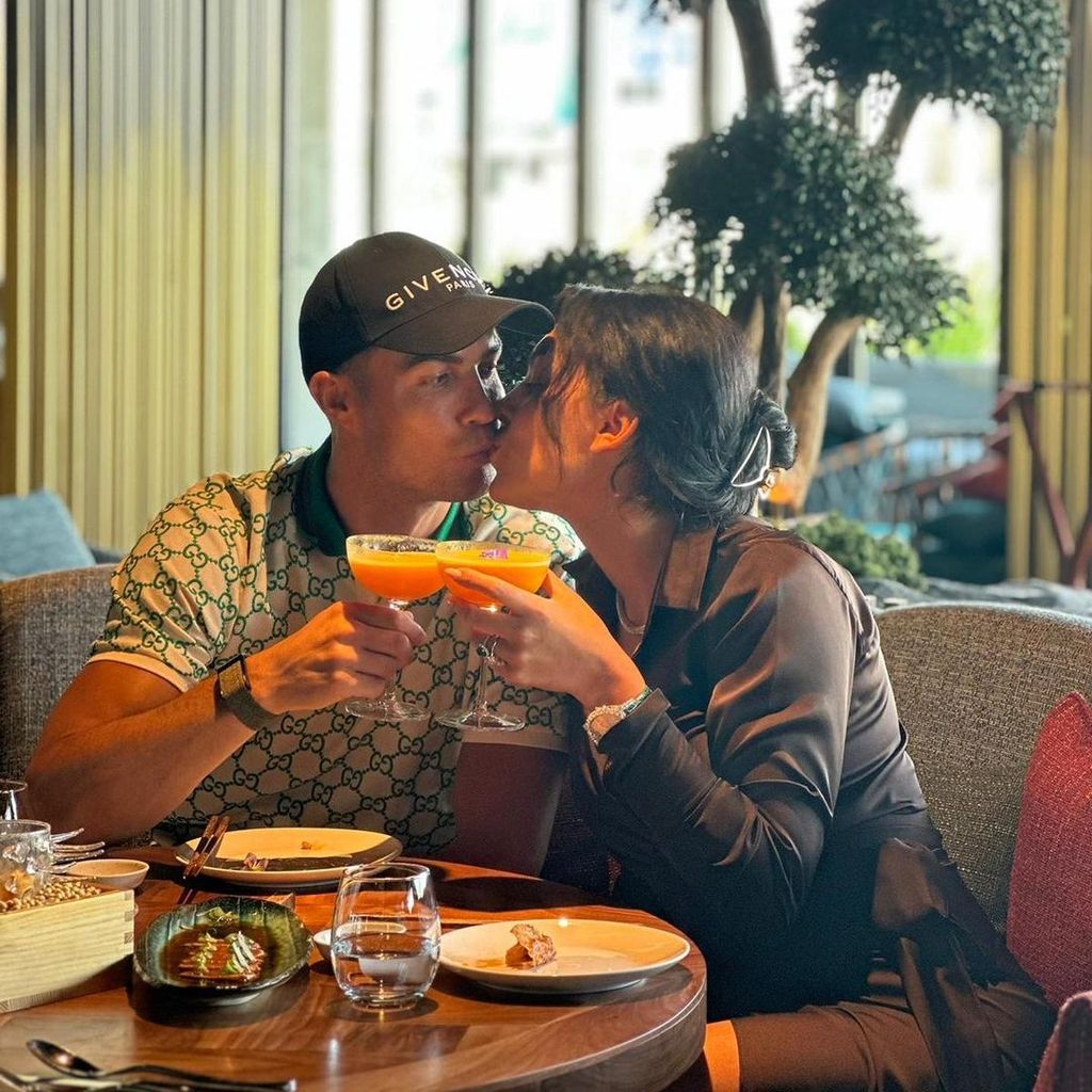 Fußballer Cristiano Ronaldo mit seiner Freundin Georgina Rodríguez