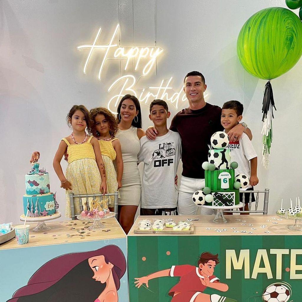 Cristiano Ronaldo und Georgina Rodriguez mit ihren Kindern im Juni 2023