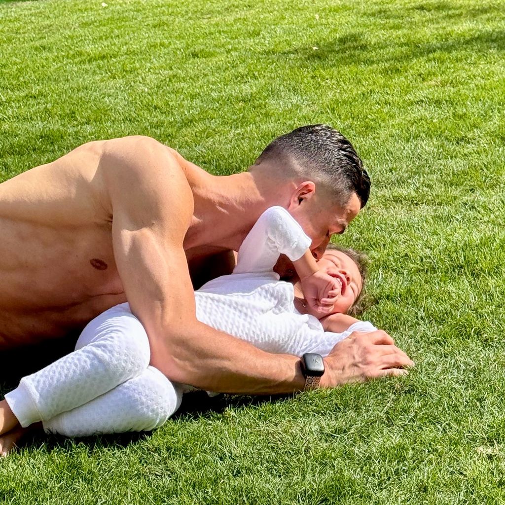 Cristiano Ronaldo und seine Tochter Bella im April 2025