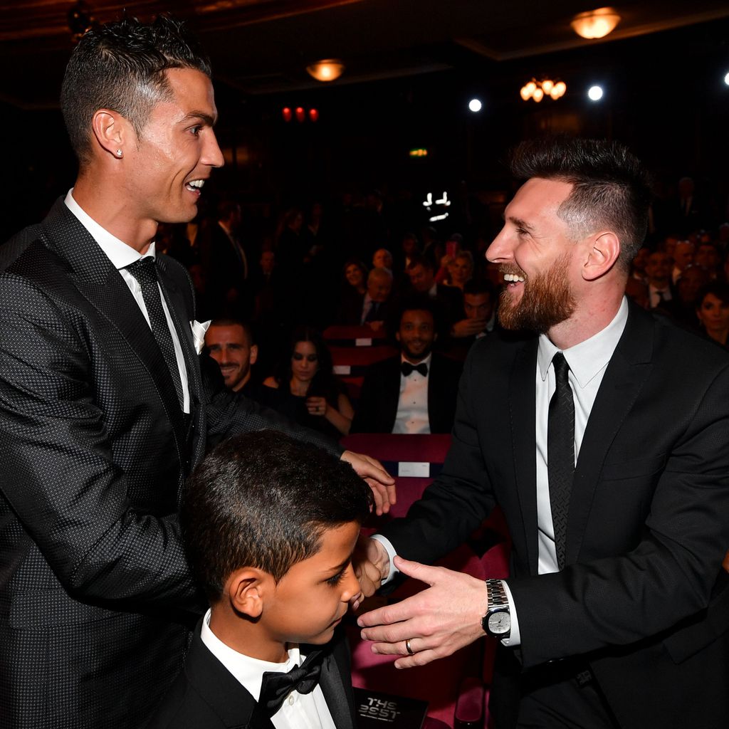 Cristiano Ronaldo und sein Sohn mit Lionel Messi bei der Verleihung des Ballon d'Or, Oktober 2017