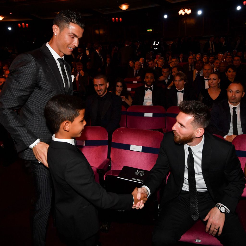 Cristiano Ronaldo und sein Sohn mit Lionel Messi bei der Verleihung des Ballon d'Or, Oktober 2017