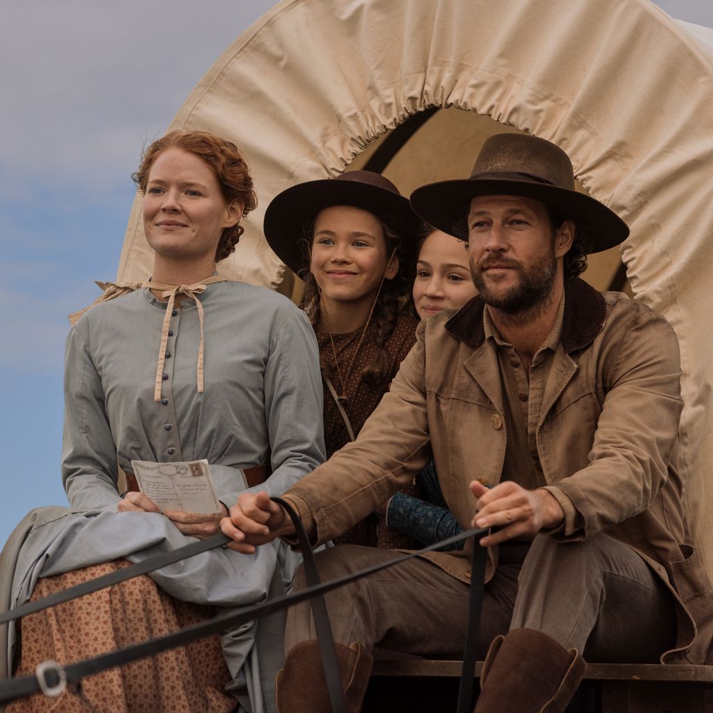 Crosby Fitzgerald als Caroline Ingalls, Alice Halsey als Laura Ingalls, Skywalker Hughes als Mary Ingalls und Luke Bracey als Charles Ingalls in Folge