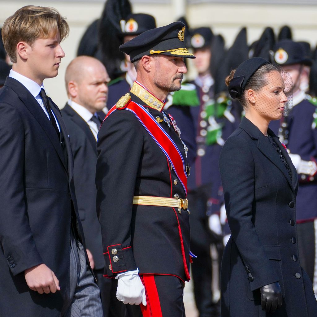 Ingrid Alexandra, Märtha Louise, Haakon VIII und Sverre Magnus begleiten den Sarg von König Harald V in Oslo