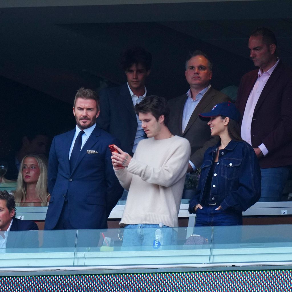 Cruz Beckham mit Vater David und Freundin Jackie Apostel im Boston Stadium, Foxborough, 23. Juni 2026